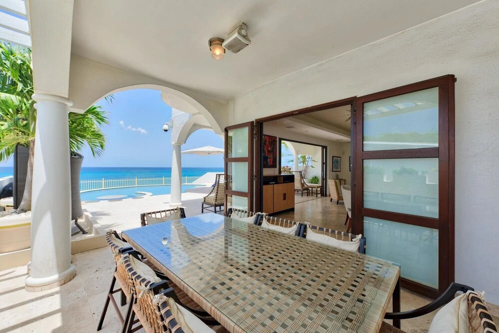 Direct Ocean Views and Beach Access, Swimming Pool, AC, Free Wifi, Near Shops & Restos