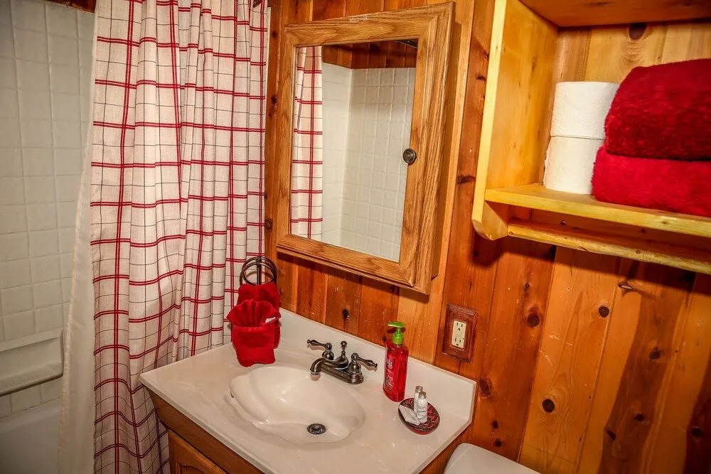 Little Bear Hug - 1 Br home by RedAwning