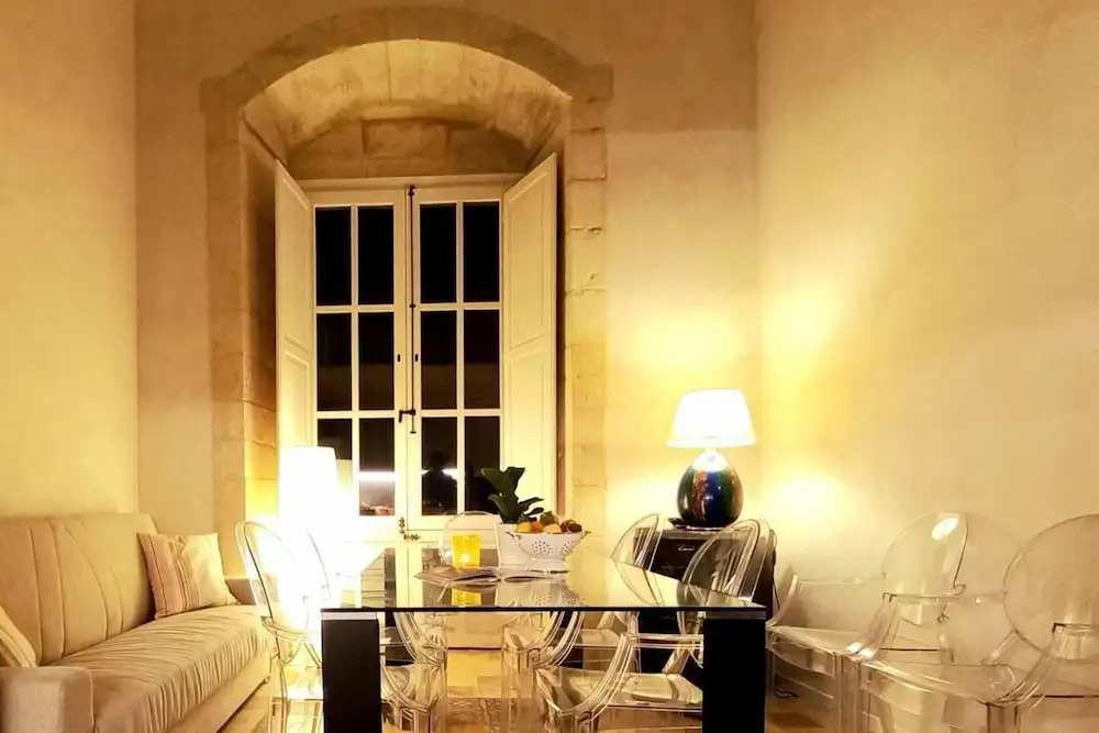 2-bed Island Retreat - Baroque Courtyard & Views