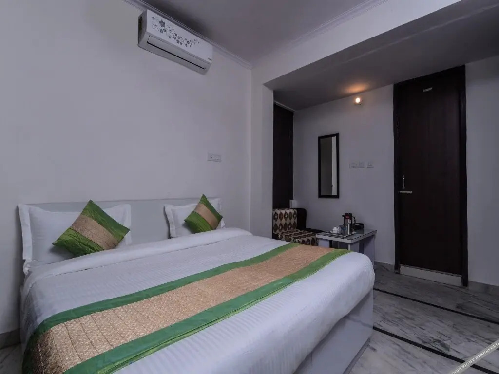 Golden Plaza By OYO Rooms