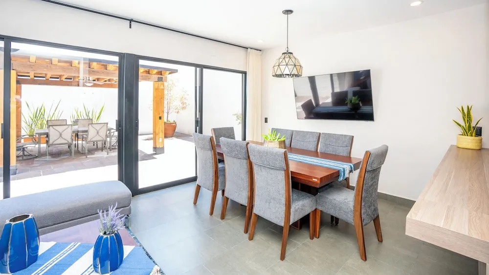 4BR Private Sanctuary with Pools and Gym