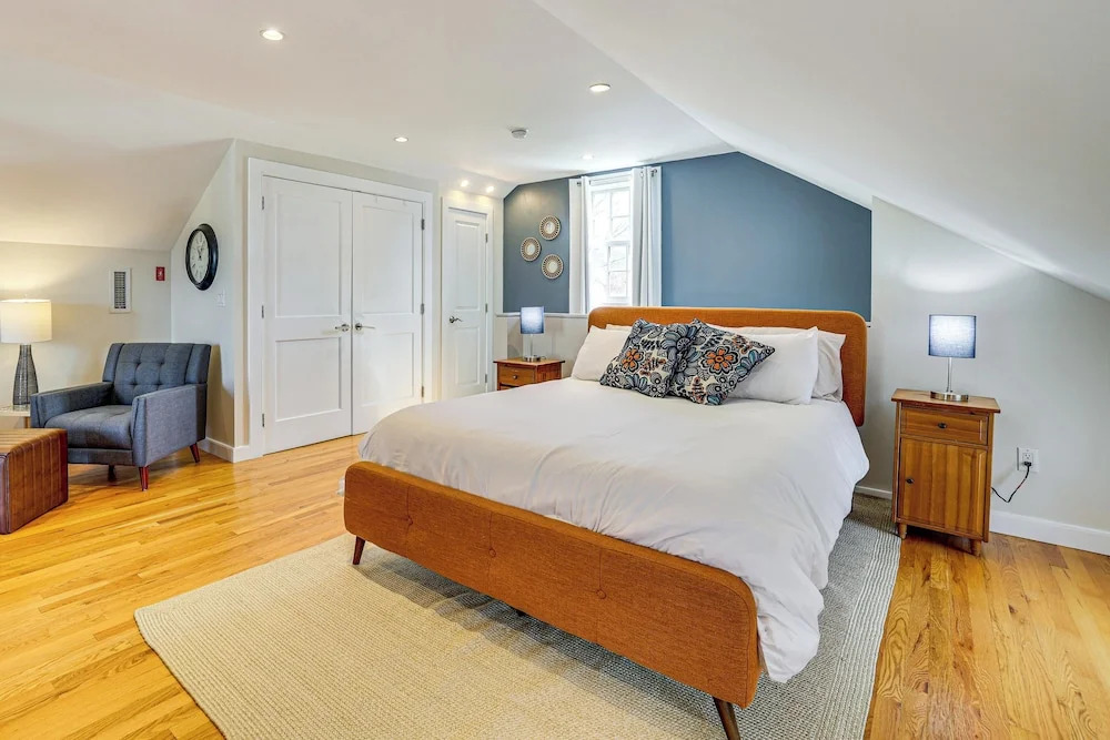 Walk to Coast! Convenient Cottage in Dtwn Madison
