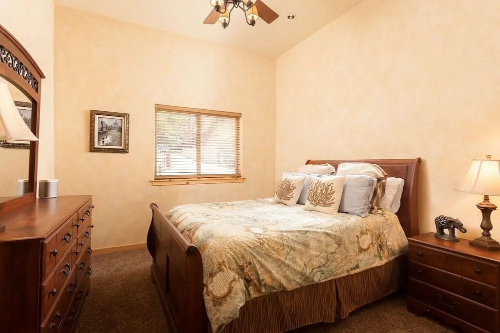 No. 27 Lakefront Lodge - 5 Br Home