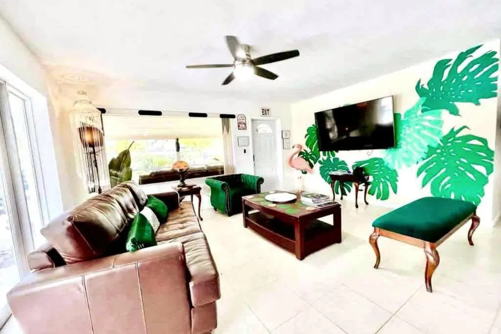 JUNGLE TO BEACH 4 R 3 BR Family and Pet Heated pool N Airport N Beach N Hard Rock
