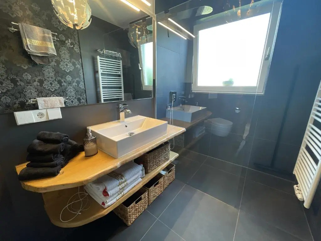 Appartement Region Esslingen - Nähe Messe - Flughafen - Stuttgart - Wohnen und Arbeiten auf Zeit in 120m2 Wohlfühlatmosphäre - ab 3 Übernachtungen - geeignet für 4 Personen - Beistellbett möglich - Kinder und Tiere willkommen - Garage für e-bikes