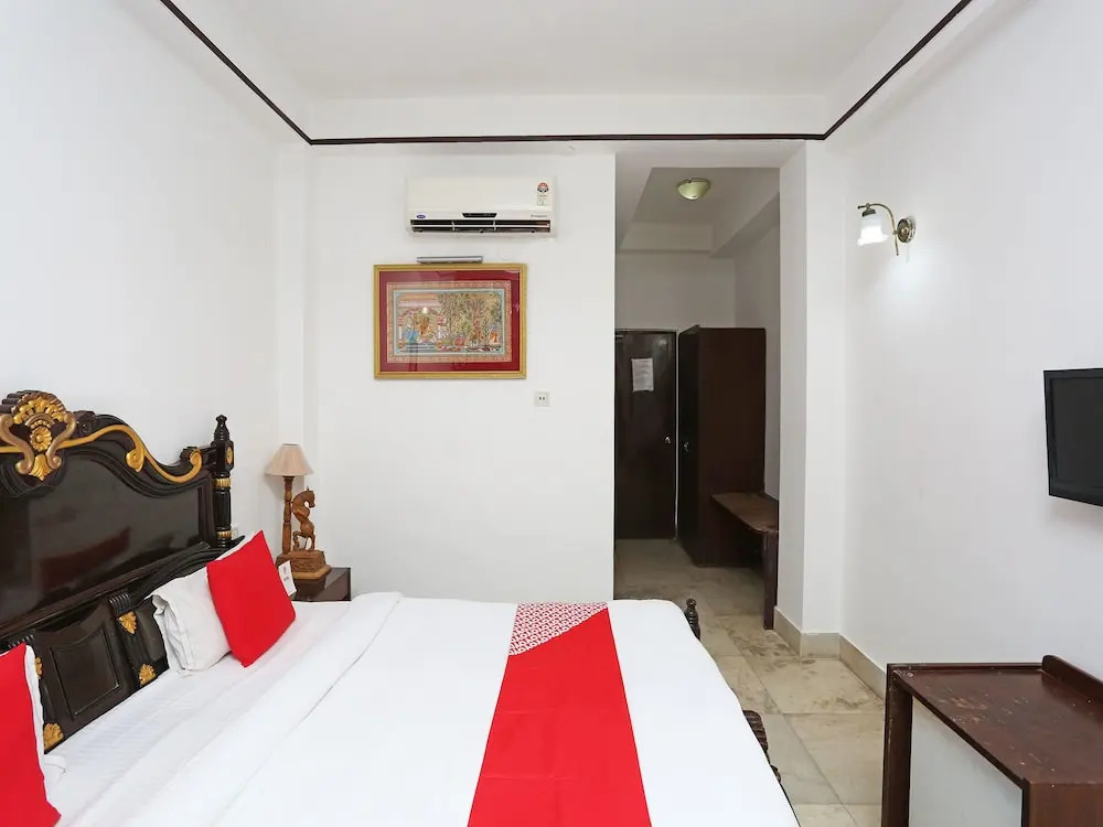 OYO Capital O 5879 Radha Damodar Residency