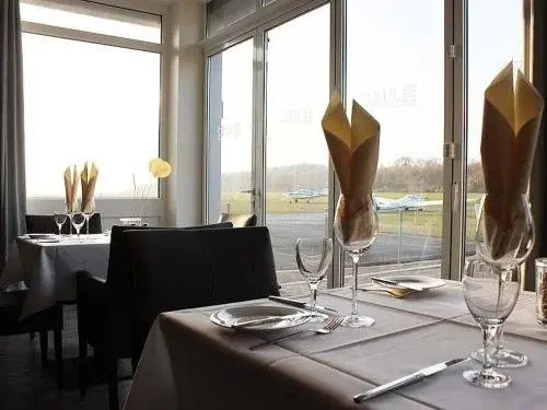 JU52 Restaurant Hotel Lounge