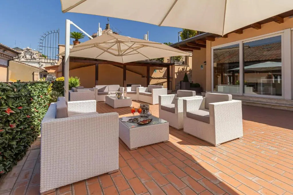Отель Harrys Bar Trevi Hotel & Restaurant