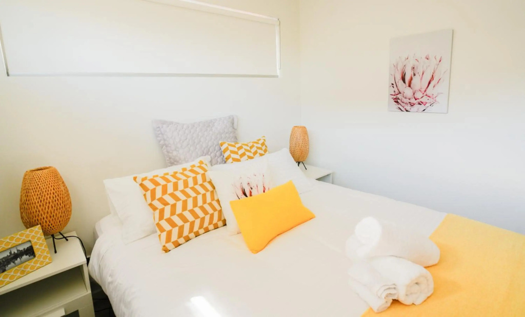 U201 Brunswick Living Top floor Balcony Close to APT and CBD Free Wifi Tram at Doorstep