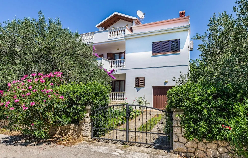 Nice Apartment in Petrcane With Wifi and 2 Bedrooms
