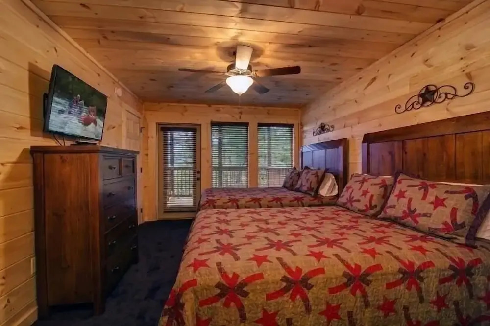 Lazy Bear Lodge 4 Bedrooms 4 Bathrooms Home