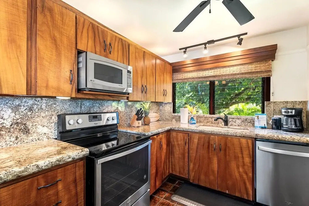 Beautiful Oceanfront - Air-conditioned - Sleeps 6 - Walk to Beach - Vrkcv