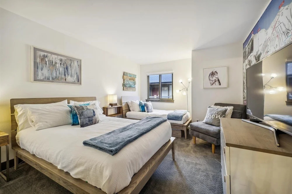 Park Place Peak 9 Condo: Ski In, Stroll To Shuttle