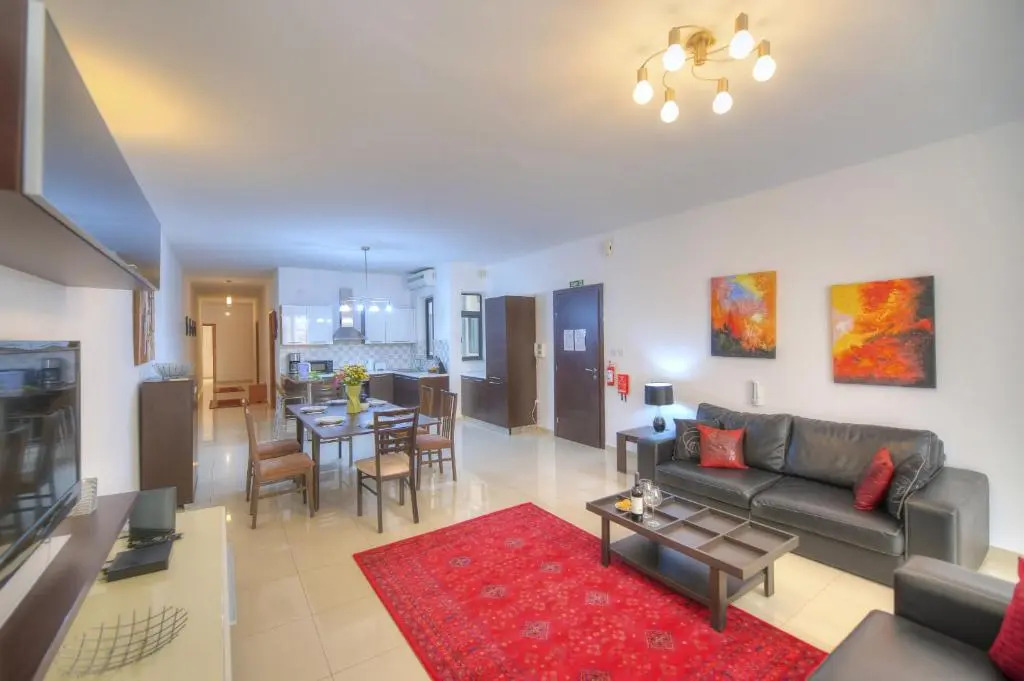 Large 3 bedrooms steps away from Balluta Bay BCAM2-1