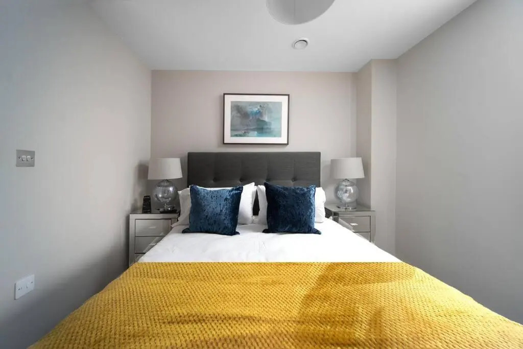 Deluxe Apartment near Cabot Circus w Parking sleeps 5