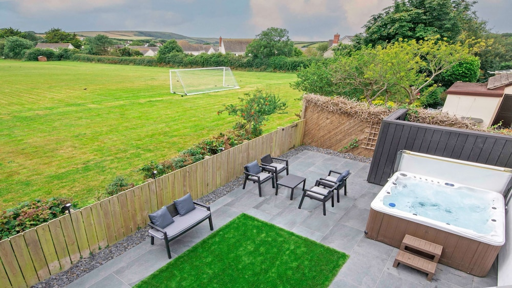 Bag-end House 7 Bedrooms, Sleeps 14, Hot Tub