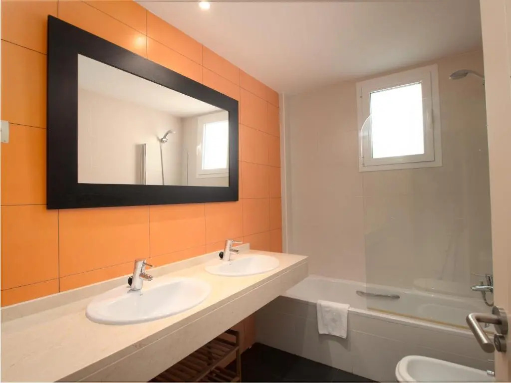 2060-Newly furnished 2 bedrooms apt with golf