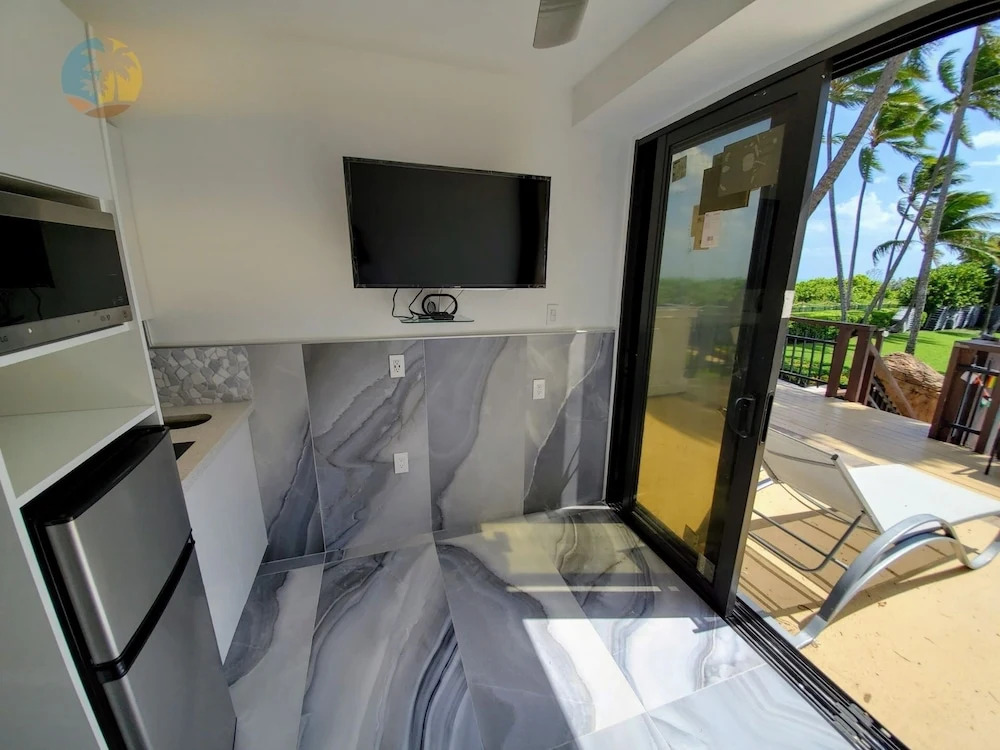 Alexander 702 3 Bedroom Apts by RedAwning