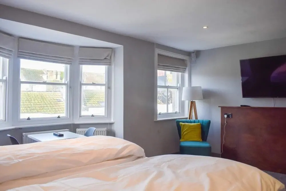 Stylish & Spacious Studio Next to Beach