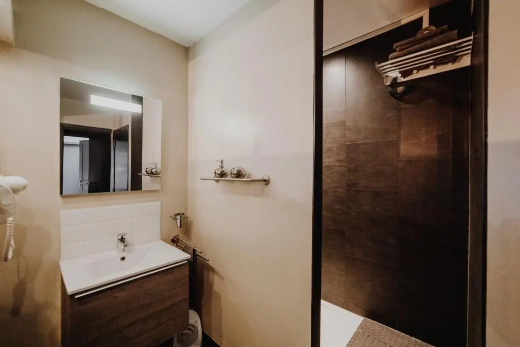 Chambre avec jacuzzi ou Chalets dans les bois