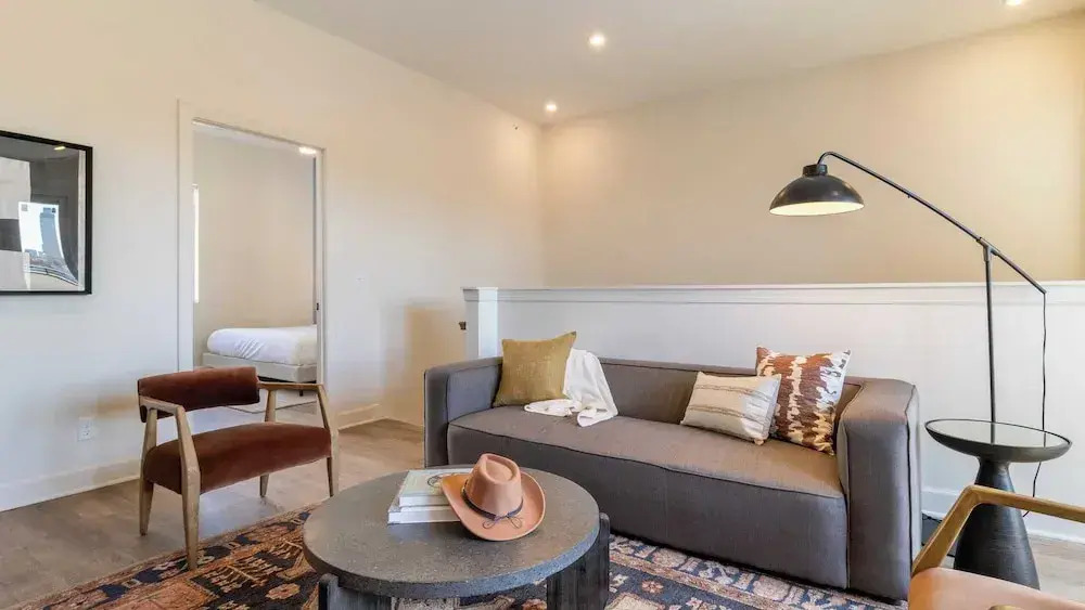 Sleeps 24 Game Rooms, Murals, Balconies Soundcheck & Vinyl House by Avantstay