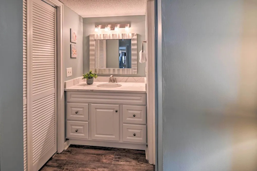 Walk to Ocean: Myrtle Beach Retreat w/ Sunroom