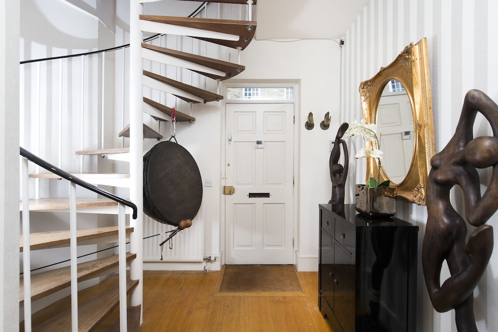 Quirky 2BR Mews House in Popular Earls Court