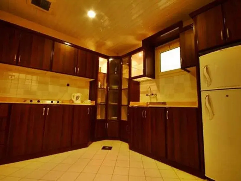 Royal Hotel & Suites