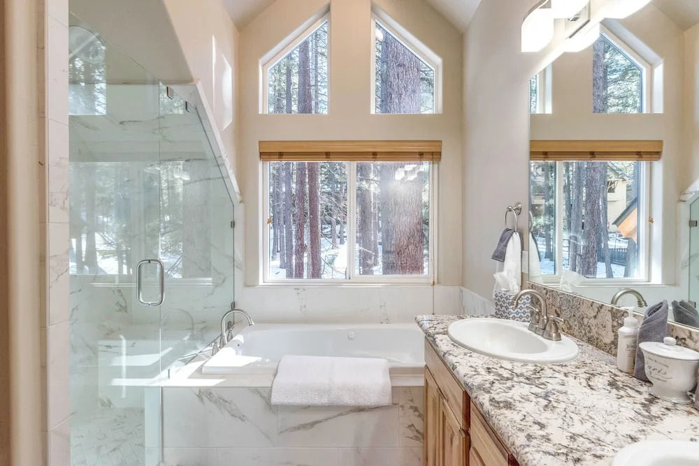 Expansive 6br W/ Hot Tub, Pool Table & 4 Balconies 6 Bedroom Home