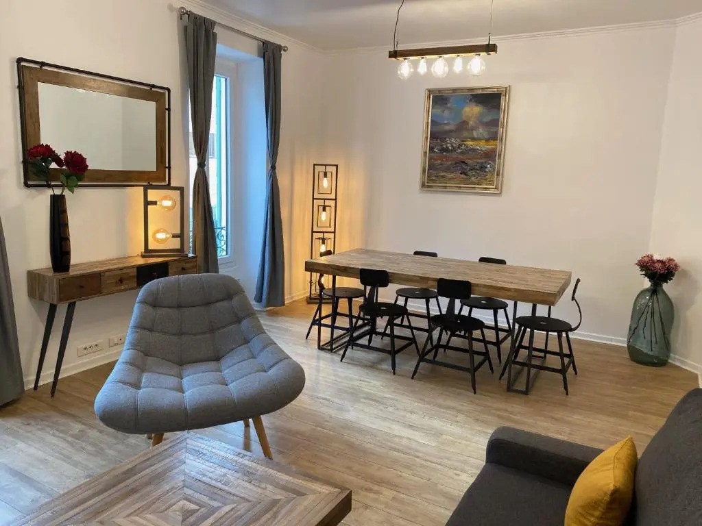 Chic and Cosy apartment close to the port and Garibaldi