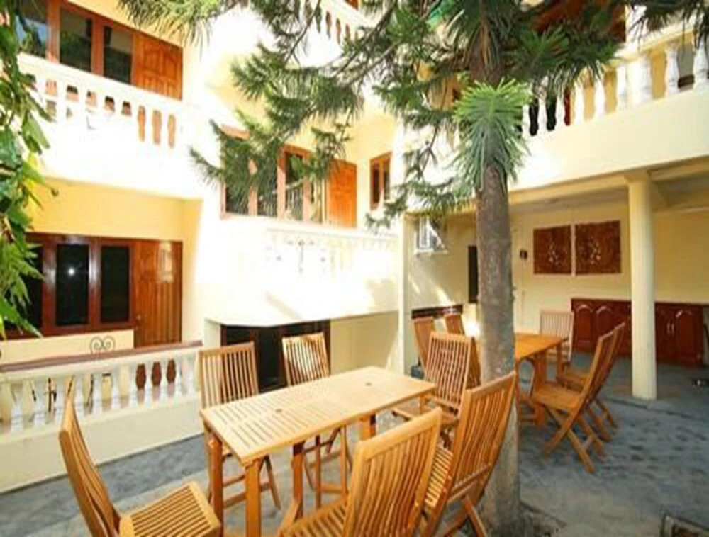 100 Moon Inn