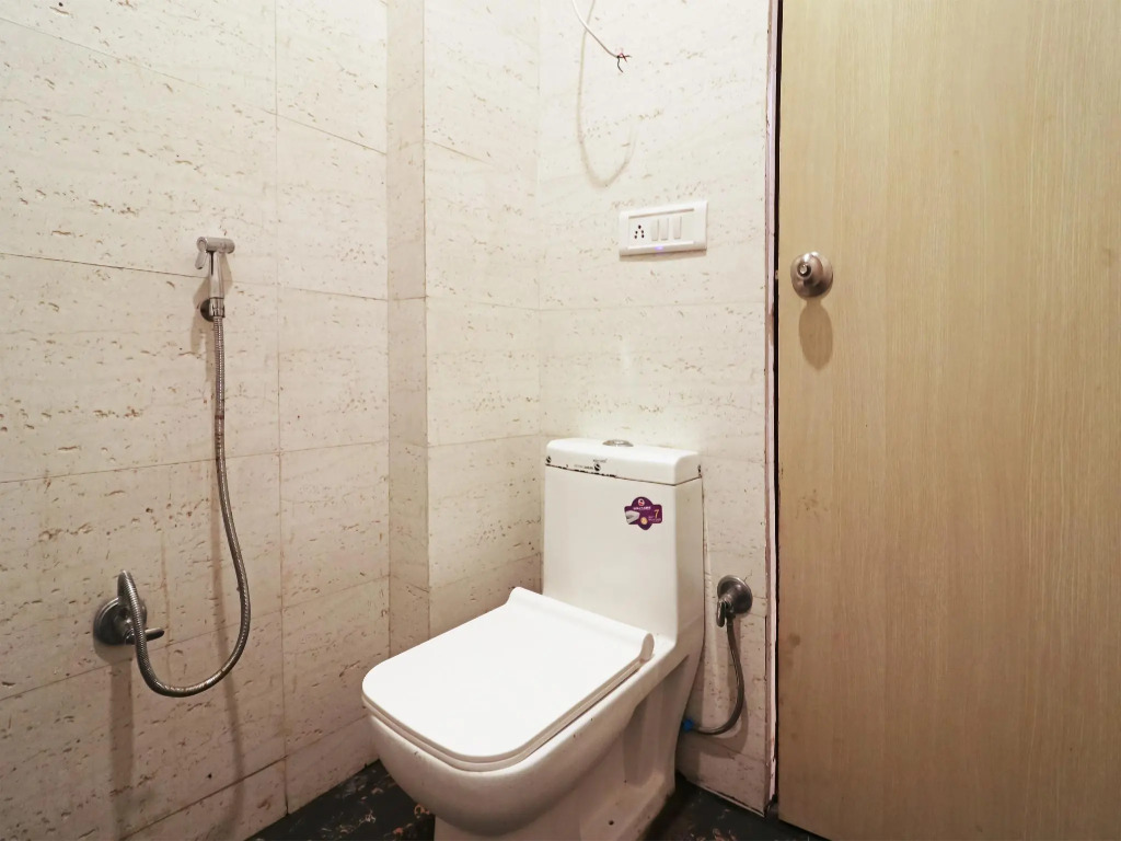 OYO 42622 Admiral Suites