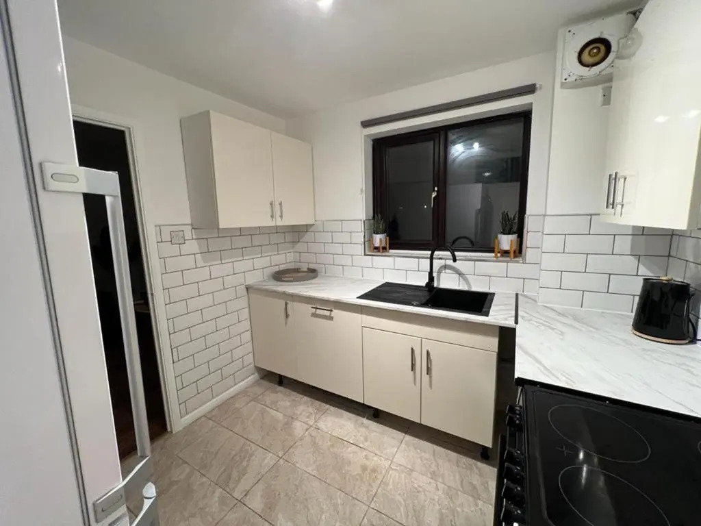 Impeccable 2-bed Apartment in Grays, London
