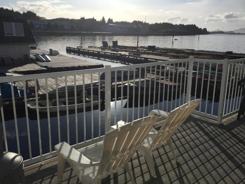 Longliner Lodge and Suites