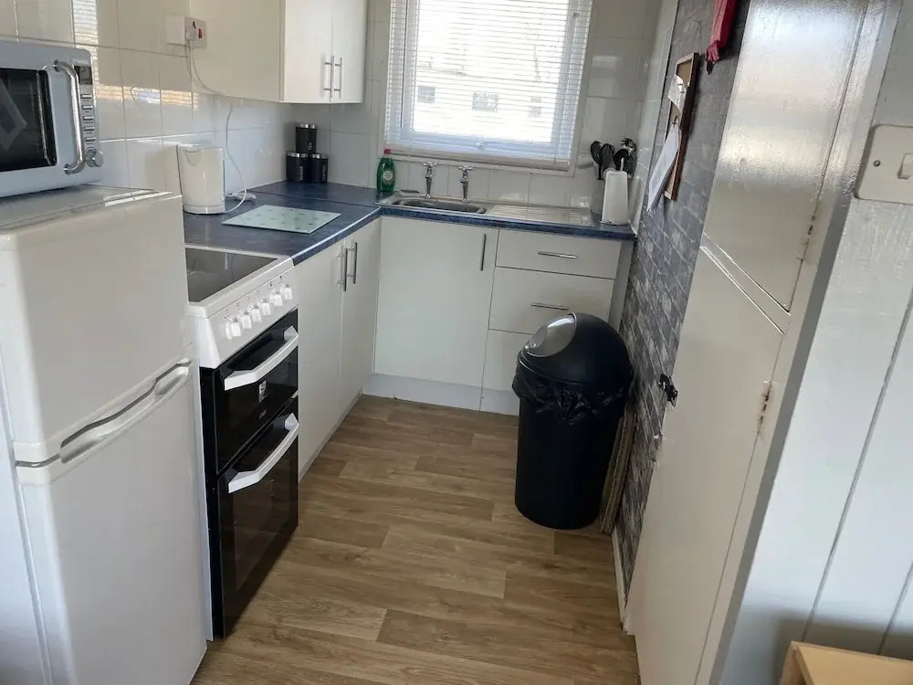 2-bed Seaside Retreat - Sleeps 5 & Parking