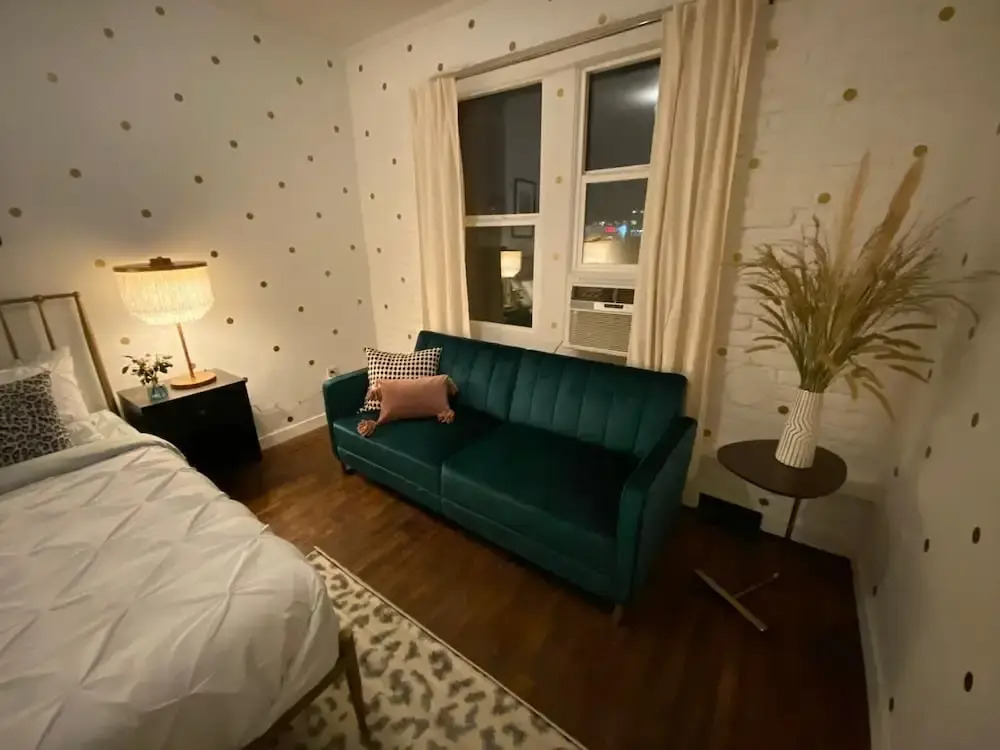 Gorgeous Studio in Beverly Boulevard! Sleeps 4!