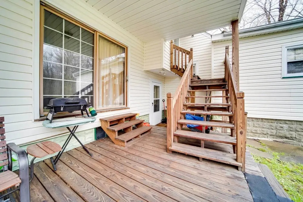 Meadville Apartment w/ Deck < 2 Mi to Allegheny!