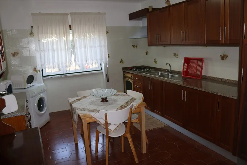 3 Bedroom Apartment in a Ground Floor of a Vila Wseparate Kitchen Living Room