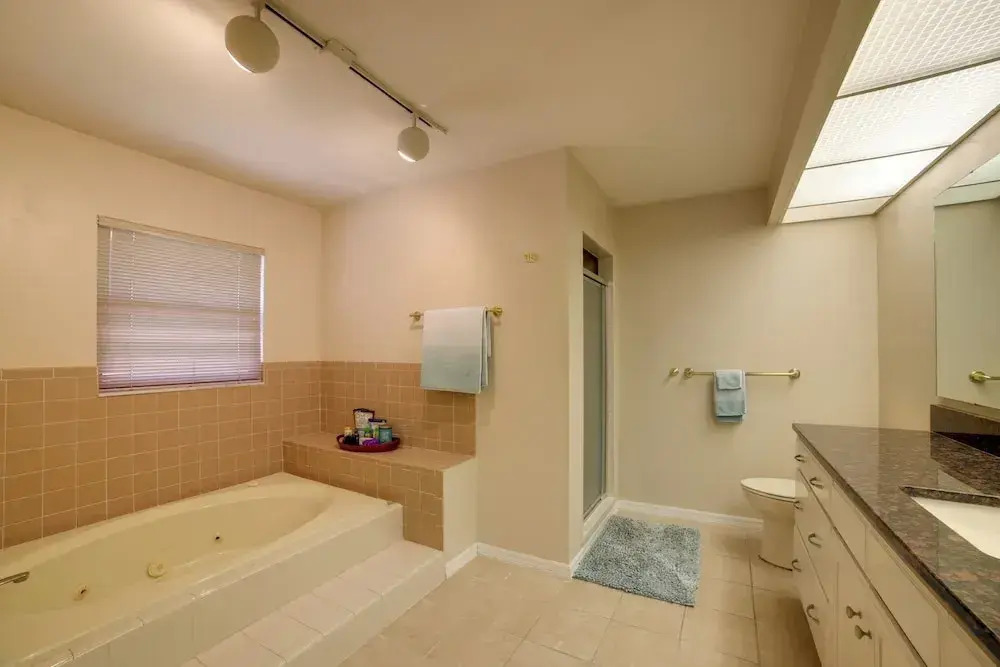 Relaxing Tampa Abode w/ Screened Lanai & Pool