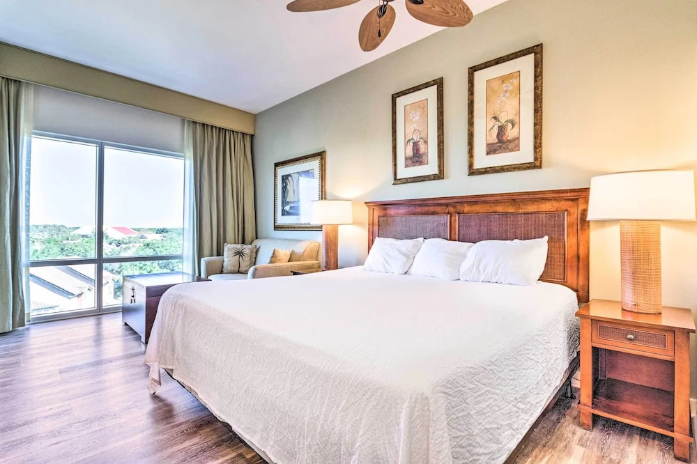 Studio w/ Pool Access - Walk to Miramar Beach!