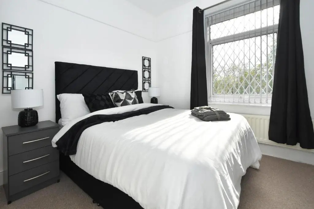 Beautiful 3-bed House by Ministays Stoke-on-trent
