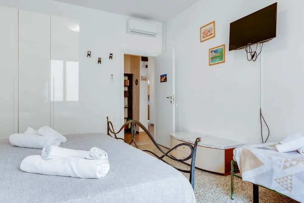 Railway Station Huge & Luminous Apartment x8