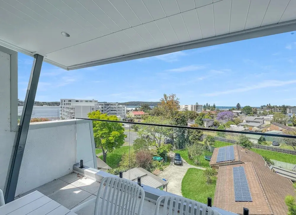 Modern 4-bed Townhouse With Water Views