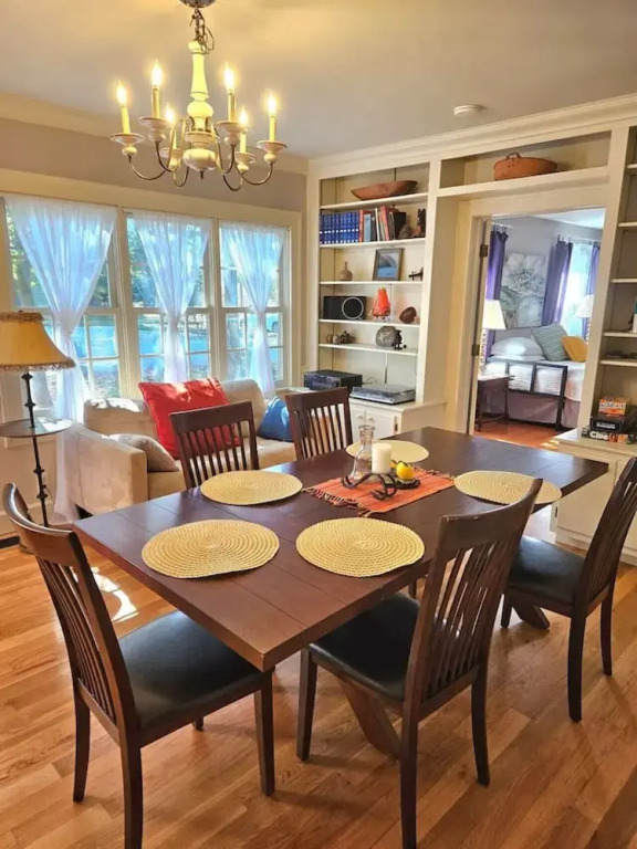 Charming 4 BR W/ Hot Tub 3 Kings Walk to Downtown