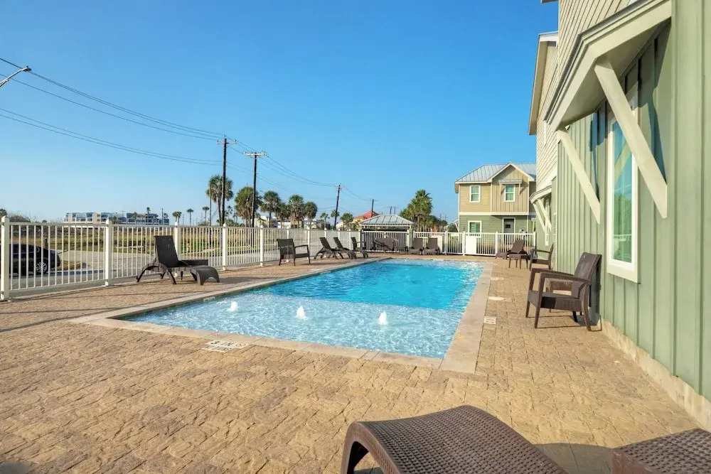 Sleeps 19 2 Homes w/ Pool, Foosball+shuffleboard Mins to the Beach + Shops