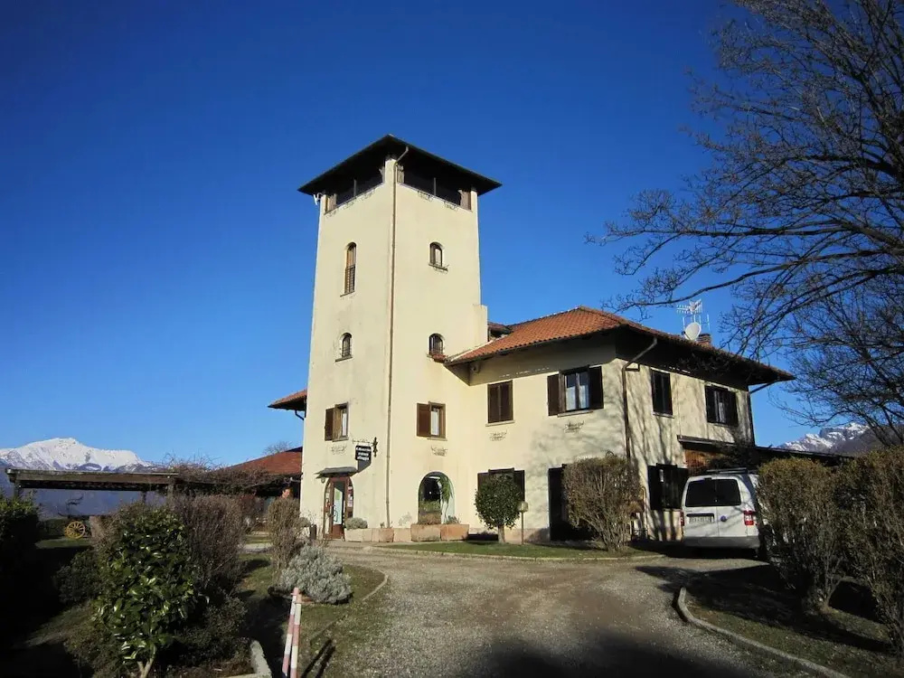 Cottage in Intra With Lake and Mountain Views