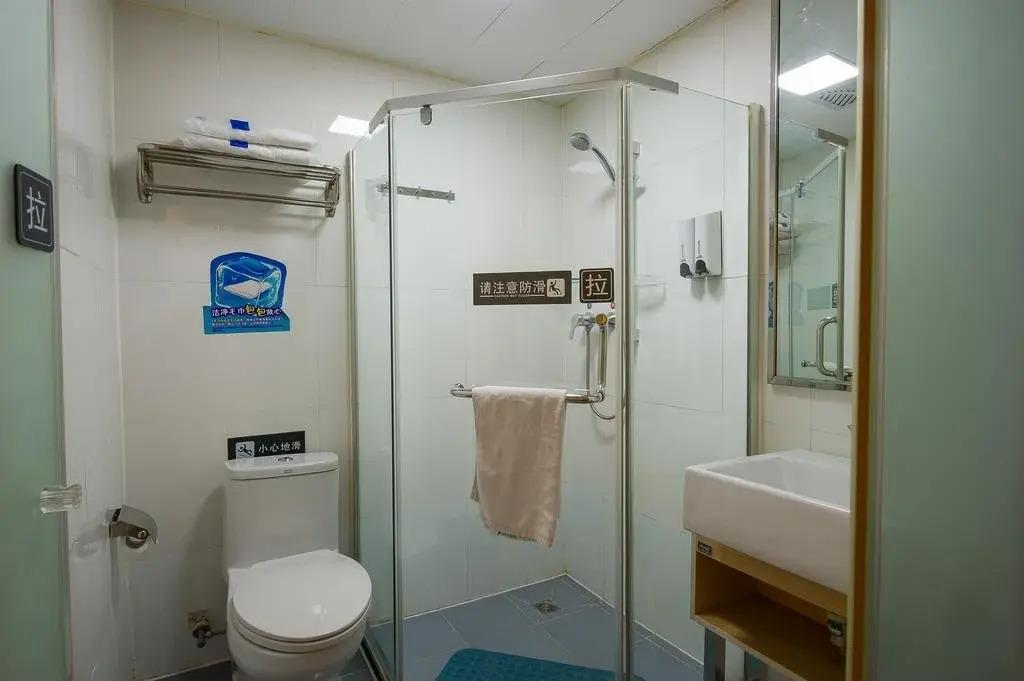 Home Inn Plus (Xiaobailou Metro Station, Nanjing Road, Fifth Avenue, Tianjin)