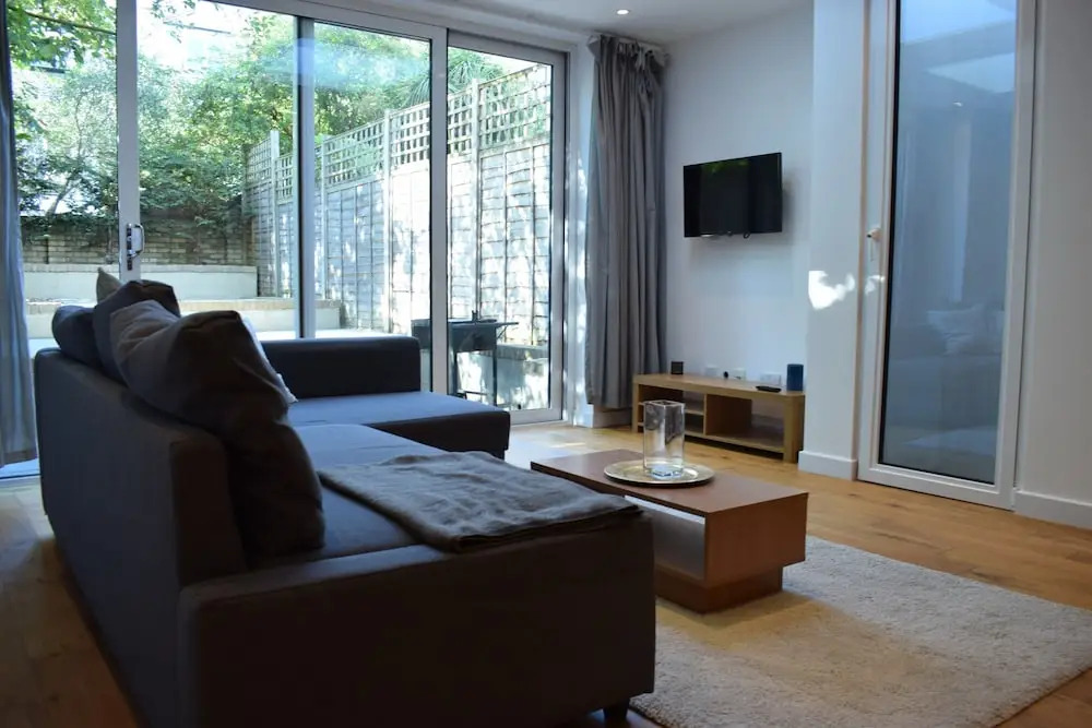Spacious 2 Bedroom Apartment in South London