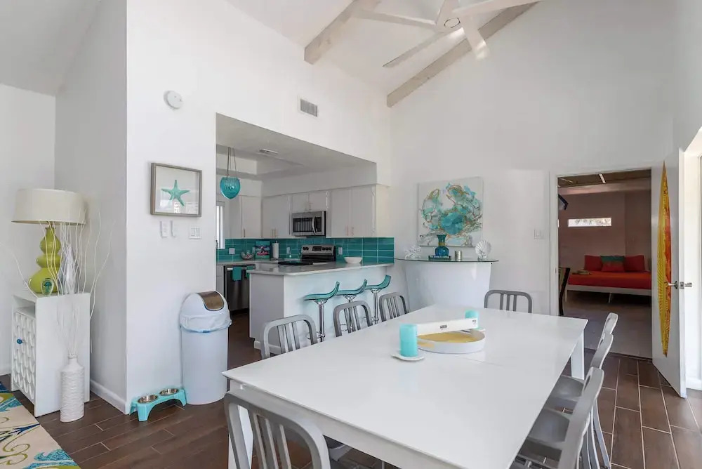 Stylish 3 Bedroom Pool Pets Sleeps 10