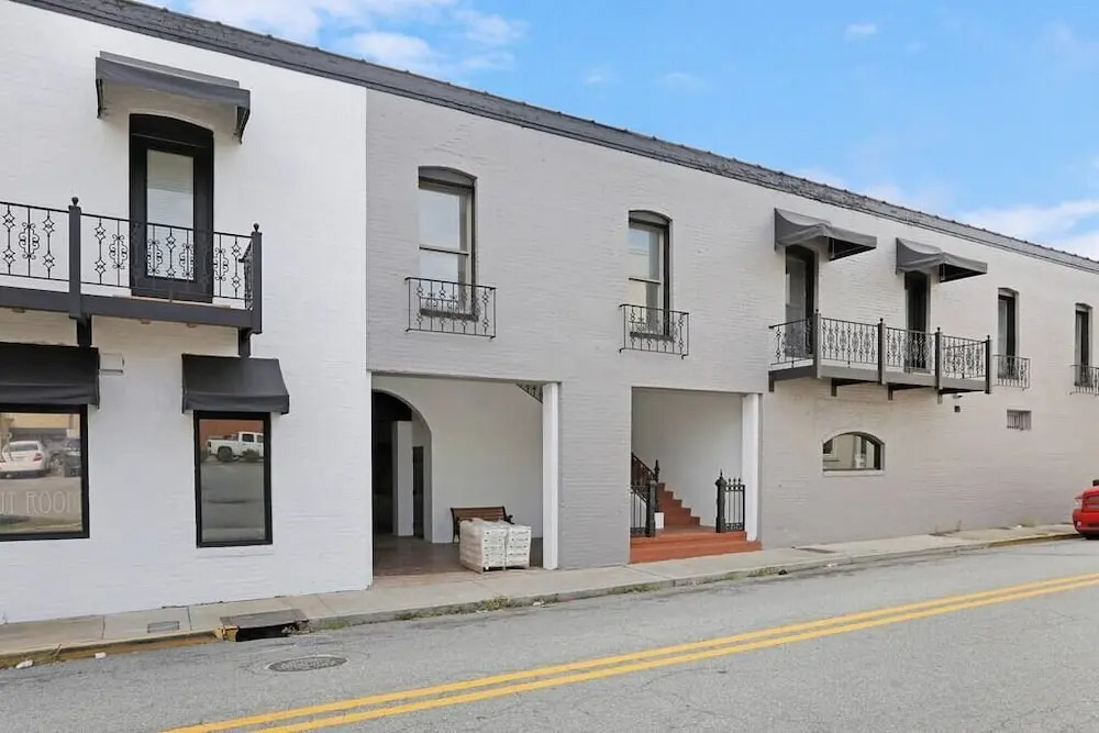 Penthouse Loft- Balcony Over Downtown Statesboro